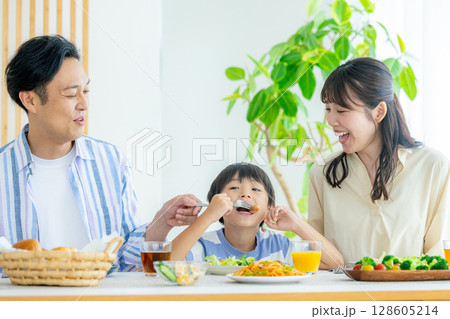 家族の楽しい食事イメージ 128605214