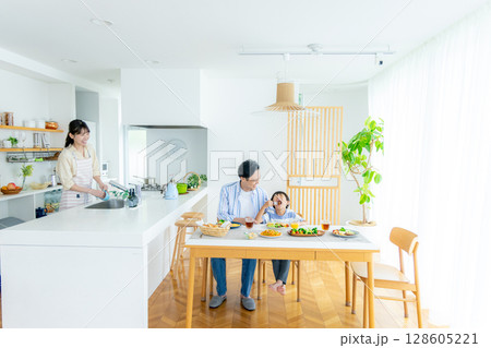 ダイニングで食事をする家族 ダイニングで食事をする家族 128605221