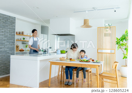 ダイニングで食事をする家族 128605224