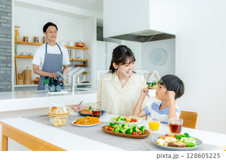 ダイニングで食事をする家族 128605225