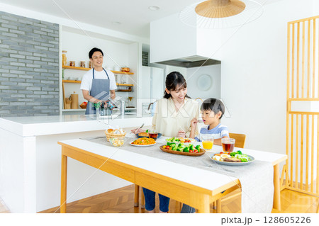 ダイニングで食事をする家族 128605226