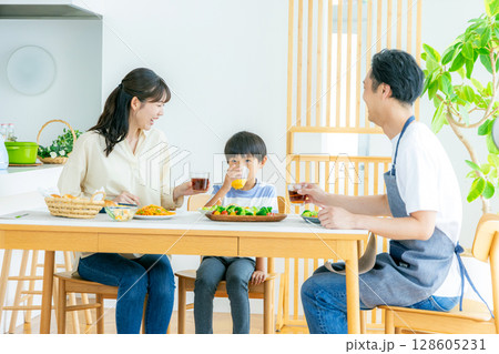 若い家族、食事、食卓 若い家族、食事、食卓 128605231