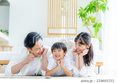 若い家族、親子、子ども 128605251