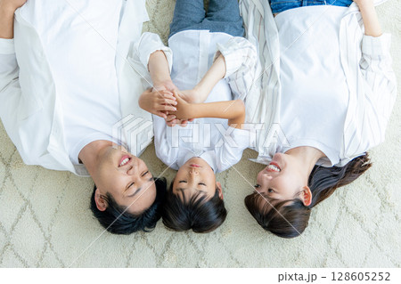 寝転ぶ家族 128605252