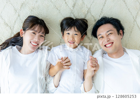 寝転ぶ家族 128605253