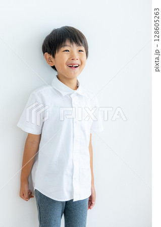 小学生のポートレート 白バック 小学生のポートレート 白バック 128605263