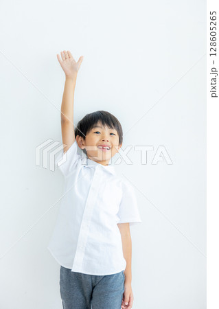 小学生のポートレート 白バック 小学生のポートレート 白バック 128605265