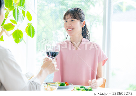 赤ワインで乾杯する若い男女 赤ワインで乾杯する若い男女 128605272