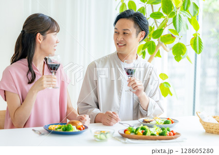 赤ワインで乾杯する若い男女 赤ワインで乾杯する若い男女 128605280