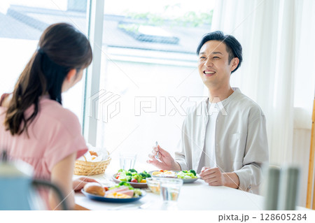 ダイニングで食事をするカップル ダイニングで食事をするカップル 128605284
