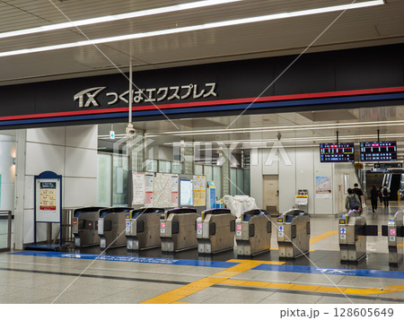 つくばエクスプレス北千住駅 南改札口 つくばエクスプレス北千住駅 南改札口 128605649