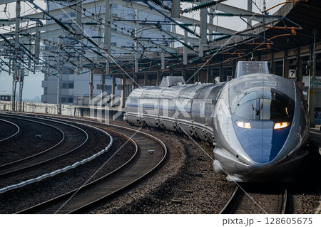 山陽新幹線 徳山駅にて 山陽新幹線 徳山駅にて 128605675