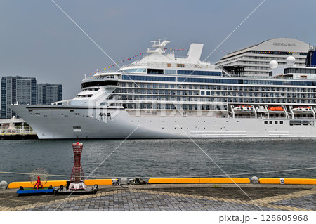 神戸港初入港の豪華クルーズ船「飛鳥Ⅲ」 128605968