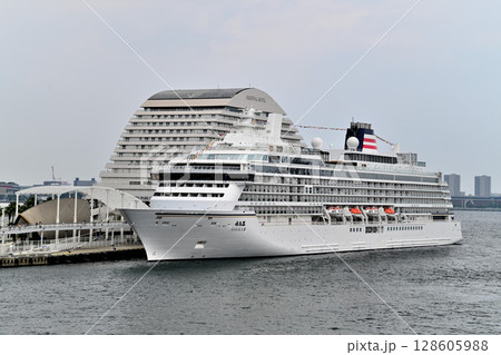 神戸港初入港の豪華クルーズ船「飛鳥Ⅲ」 128605988