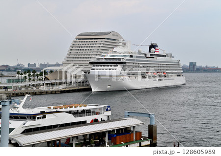 神戸港初入港の豪華クルーズ船「飛鳥Ⅲ」 128605989