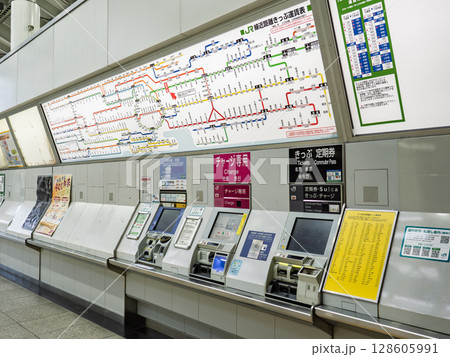 JR東日本の自動券売機と路線図（JR北千住駅・南改札口付近） 128605991