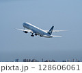離陸する飛行機 128606061