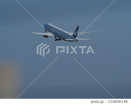 離陸する飛行機 128606146
