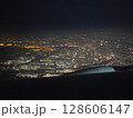飛行機の窓から見た夜景 128606147