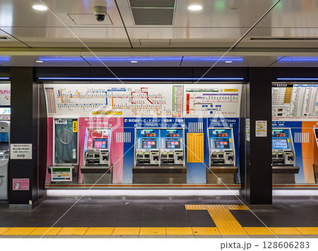 東武鉄道 北千住駅の自動券売機 128606283