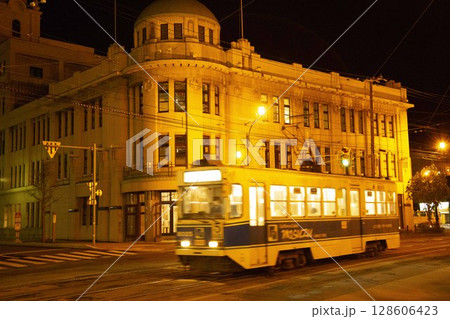 【ロゴ運転手ぼかし済】夜の函館地域交流まちづくりセンターと路面電車 北海道函館市 【ロゴ運転手ぼかし済】夜の函館地域交流まちづくりセンターと路面電車 北海道函館市 128606423