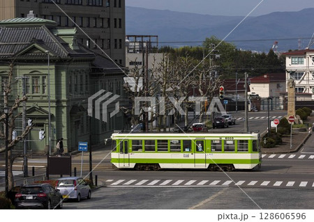 【ナンバー乗客ぼかし済】旧相馬株式会社前通過の函館市電 【ナンバー乗客ぼかし済】旧相馬株式会社前通過の函館市電 128606596