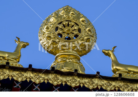 中国・ソンツェリン寺（松賛林寺）の金色の法輪 / Songzanlin Temple, China 128606608