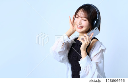 スマホで音楽をノリノリで聴く女性イメージ スマホで音楽をノリノリで聴く女性イメージ 128606666