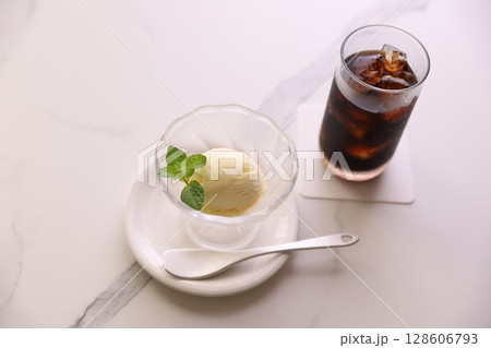 アイスコーヒーとアイスクリーム 128606793