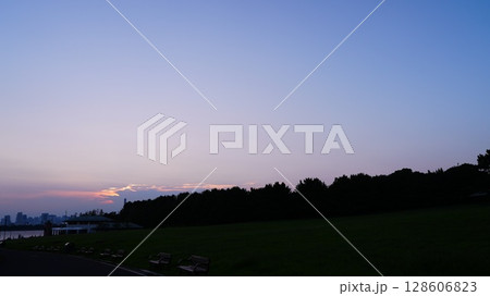 葛西臨海公園から見える美しい夕暮れの空 128606823