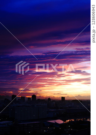 鮮やかな朝焼け　兵庫県芦屋市から西宮市、尼崎市方向を望む 128606943