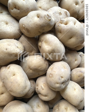 皮つきのじゃがいもゴロゴロ 128606985