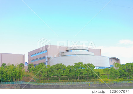 三重県津市、三重県立図書館の風景 三重県津市、三重県立図書館の風景 128607074