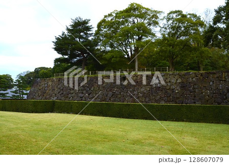 さまざまな種類の石垣が現存する金沢城公園 128607079