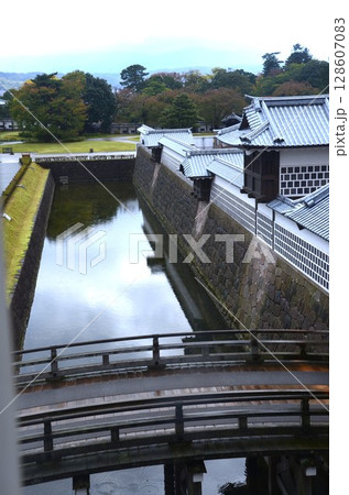 さまざまな種類の石垣が現存する金沢城公園 128607083