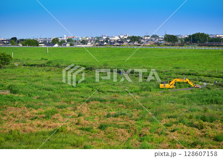 利根川河川敷 昭和橋から下流の眺め 初夏の風景 利根川河川敷 昭和橋から下流の眺め 初夏の風景 128607158