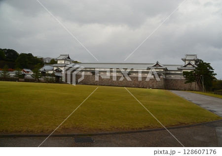 さまざまな種類の石垣が現存する金沢城公園 128607176