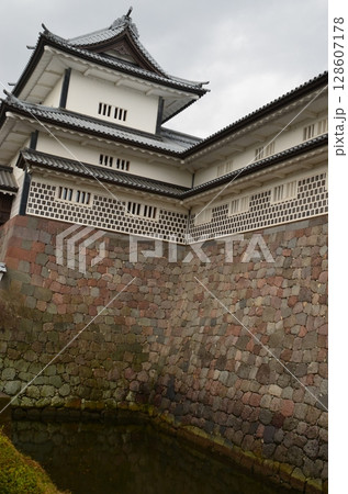 さまざまな種類の石垣が現存する金沢城公園 128607178