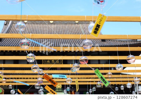 川崎大師本堂と風鈴（川崎大師風鈴市） 128607274