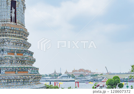 タイ　ワット・アルンとチャオプラヤー川 128607372