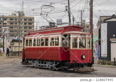 【ロゴ歩行者運転乗客ぼかし済】箱館ハイカラ號十字街交差点通過 北海道函館市 【ロゴ歩行者運転乗客ぼかし済】箱館ハイカラ號十字街交差点通過 北海道函館市 128607445