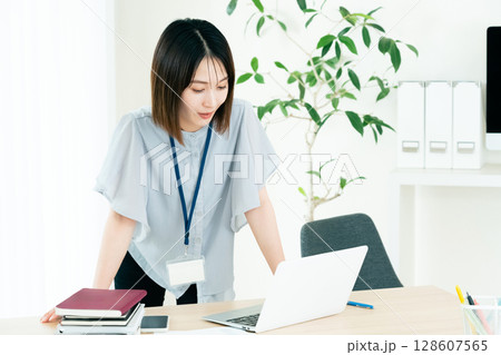オフィスで働く女性 オフィスで働く女性 128607565