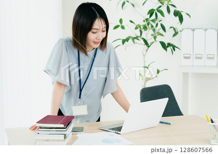 オフィスで働く女性 オフィスで働く女性 128607566