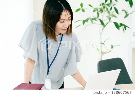 オフィスで働く女性 オフィスで働く女性 128607567