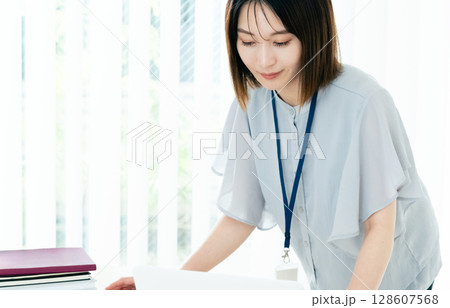 オフィスで働く女性 オフィスで働く女性 128607568