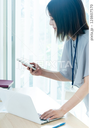 オフィスで働く女性 オフィスで働く女性 128607570