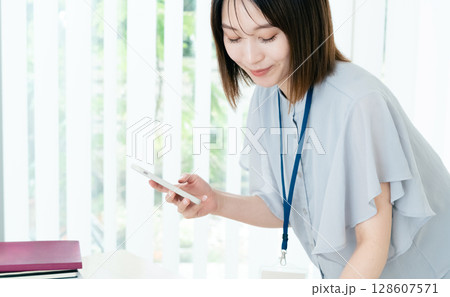 オフィスで働く女性 オフィスで働く女性 128607571