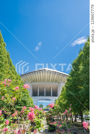 「埼玉県」埼玉スタジアム2002と公園の夏風景　 128607779
