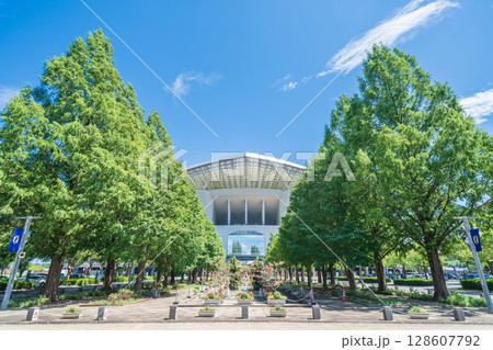 「埼玉県」埼玉スタジアム2002と公園の夏風景　 128607792