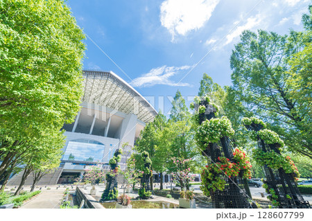 「埼玉県」埼玉スタジアム2002と公園の夏風景　 128607799